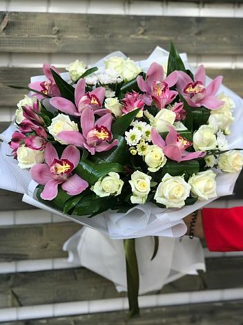 Букет цветов из: Розы и Хризантемы в Тээли