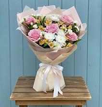 Букет цветов из:  Гвоздики, Орхидеи и Розы в Тээли