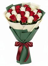 Букет Микс из красных и белых роз в Тээли