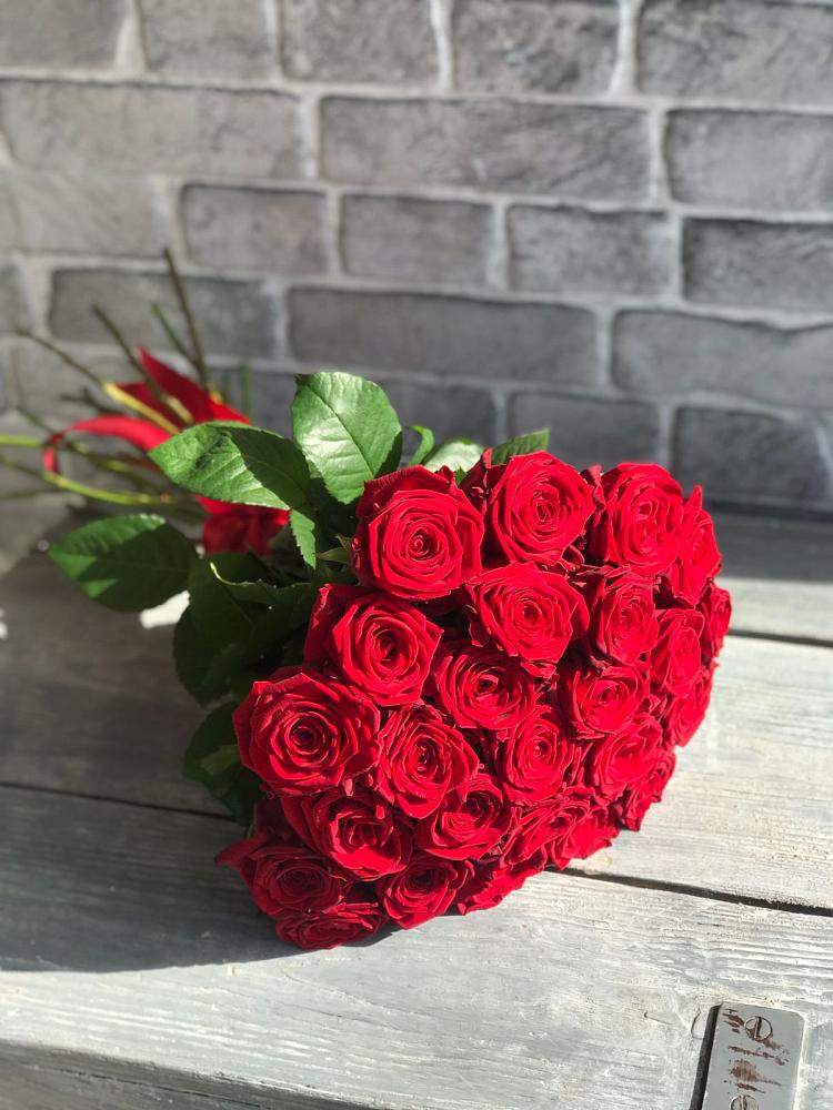 Букет Красные розы Фридом в Тээли