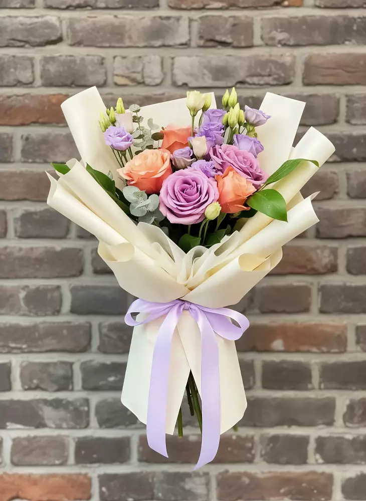 Букет цветов из: Лизиантусы и Розы в Тээли