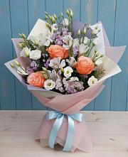 Букет цветов из:  Лизиантусы, Розы, Альстромерии и Гипсофила в Тээли