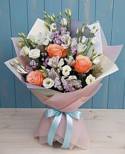 Букет цветов из:  Лизиантусы, Розы, Альстромерии и Гипсофила в Тээли