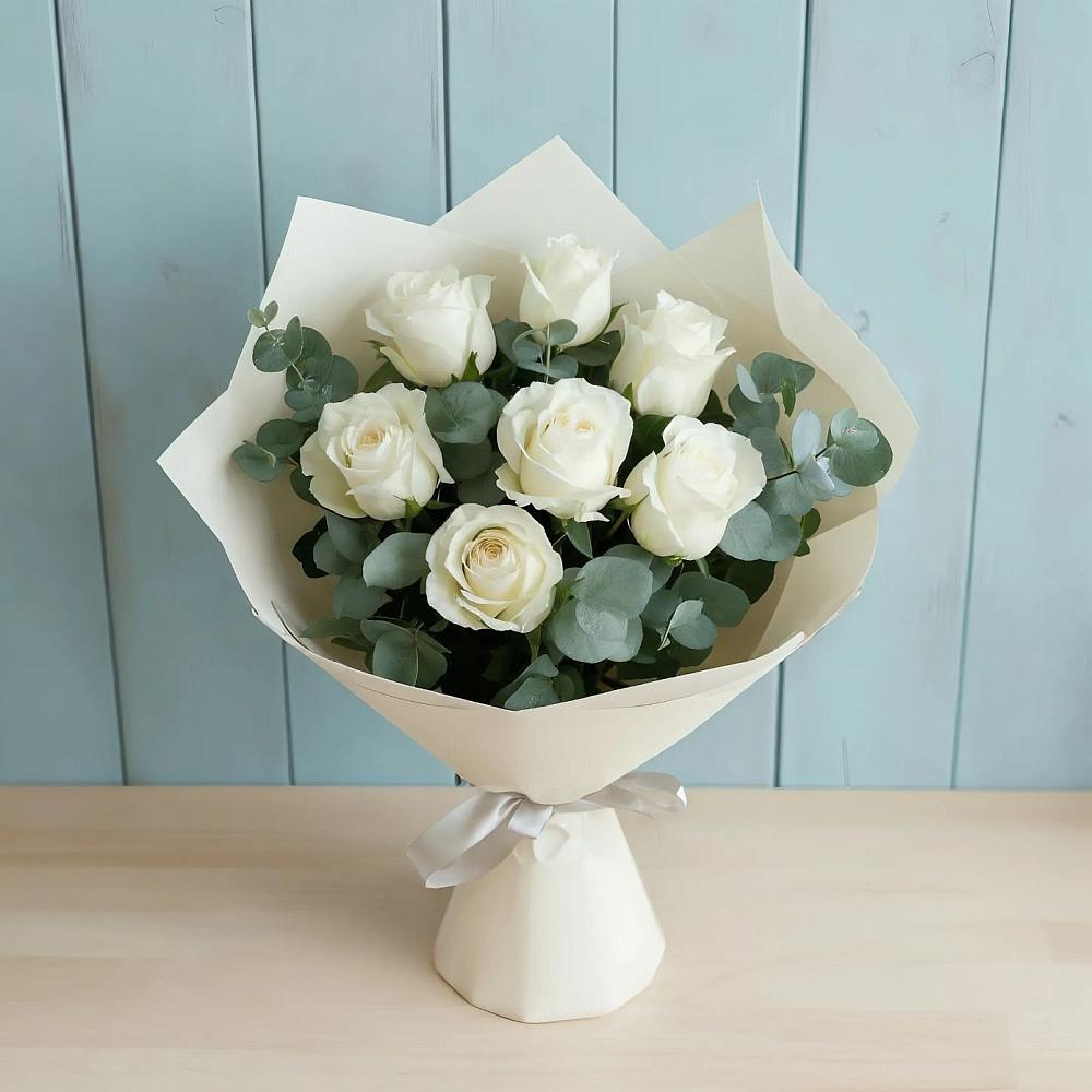 Букет Белые розы в Эвкалипте в Тээли