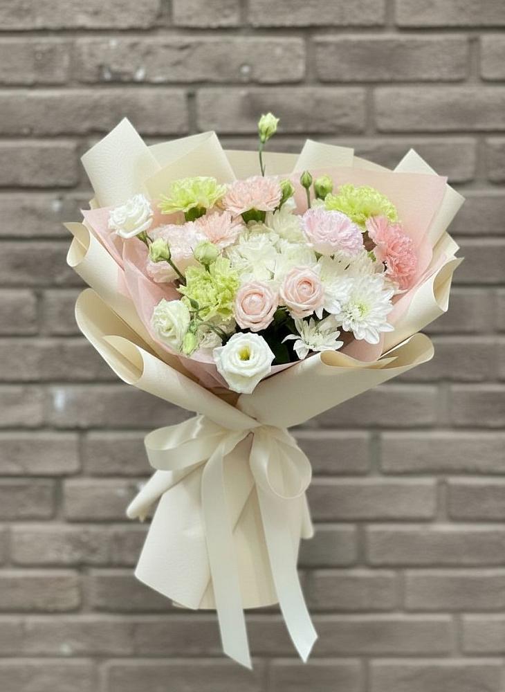 Букет цветов из: Гвоздики, Розы, Лизиантусы и Хризантемы в Тээли