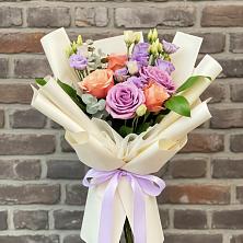 Букет цветов из:  Лизиантусы и Розы в Тээли