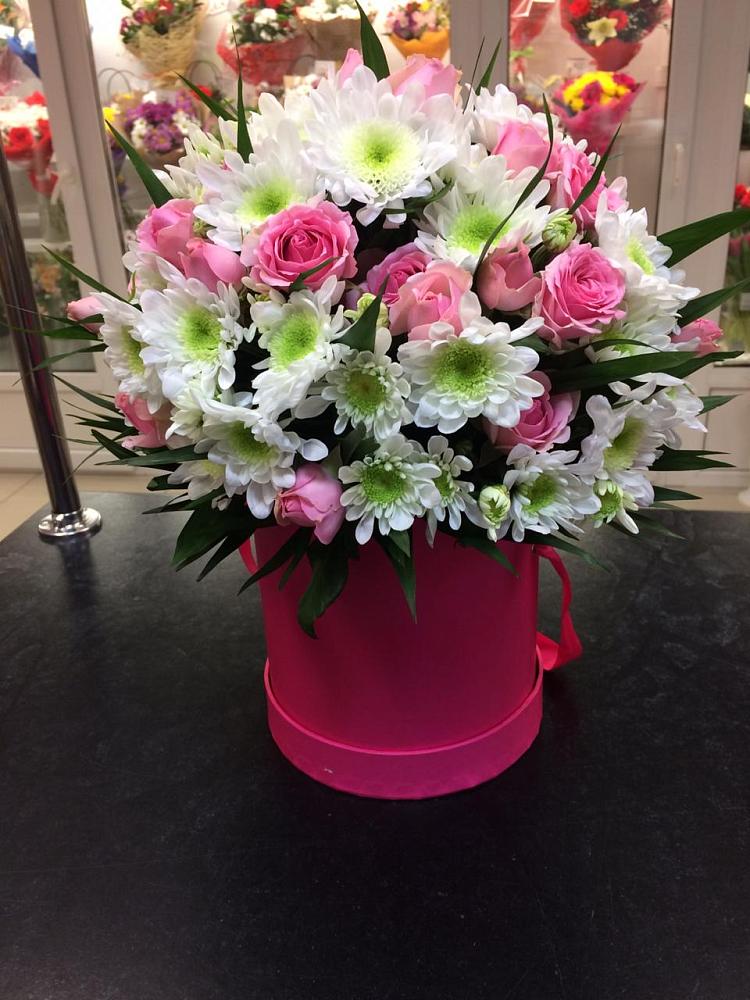 Цветочная композиция из Розы и Хризантемы в шляпной коробке в Тээли