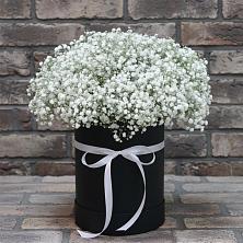 Цветочная композиция из Гипсофила в шляпной коробке в Тээли