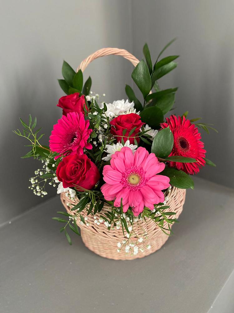 Цветочная композиция из Розы, Хризантемы и Герберы в корзине в Тээли