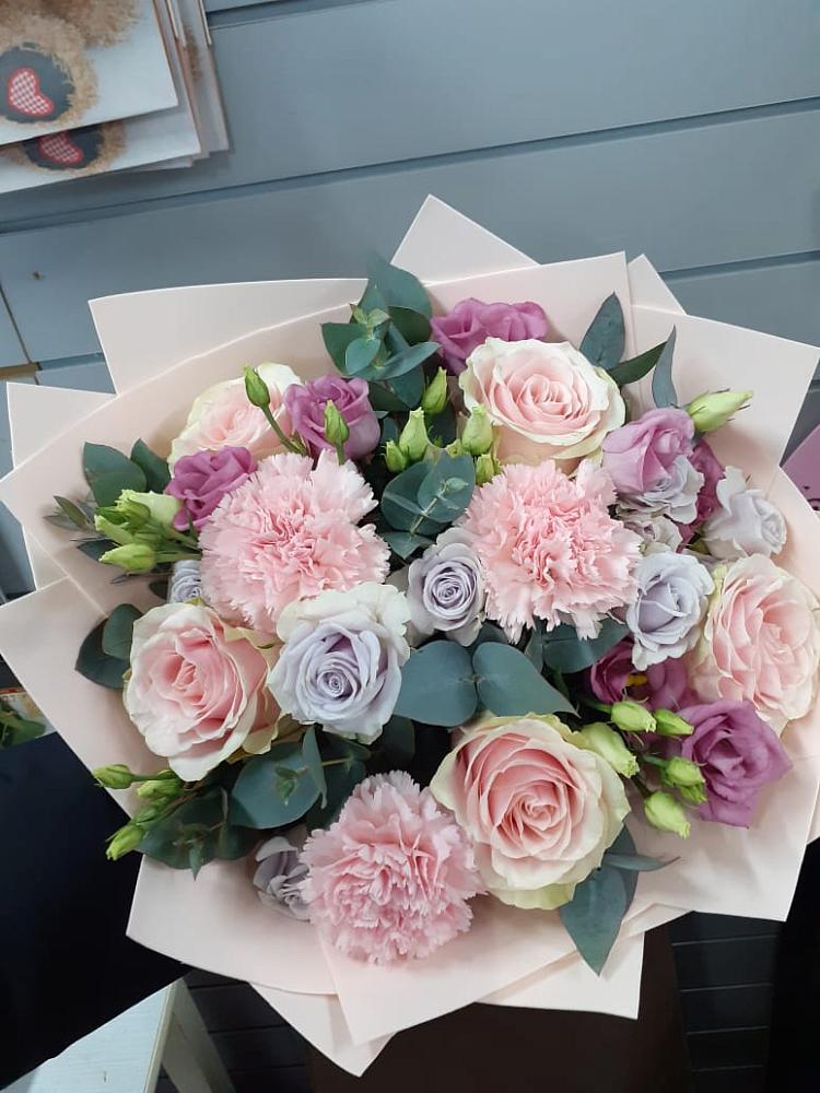 Букет цветов из: Розы, Гвоздики и Лизиантусы в Тээли