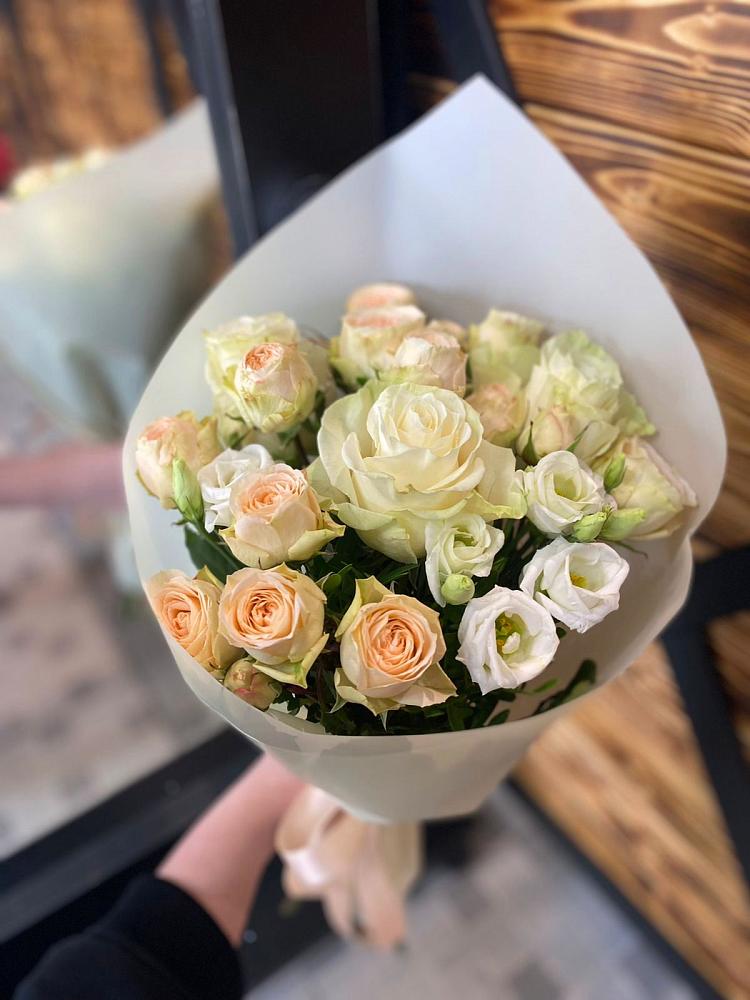 Букет цветов из: Розы и Лизиантусы в Тээли